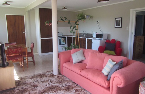 Waitakaruru Appartement | Peaceful Miranda area and less than an hour to Auckland Sleeps three