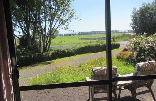 Waitakaruru Appartement | Peaceful Miranda area and less than an hour to Auckland Sleeps three