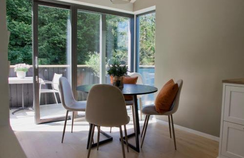 Fana Appartement | Peaceful, modern home, central with free parking