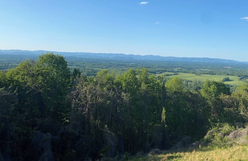 Arlington Copropriété | Peaceful mountain condo only 10 minutes to Wilkesboro Motor Speedway.