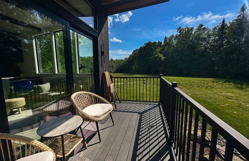 Weston Maison | Peaceful mountain view retreat with kitchenette & deck - near skiing