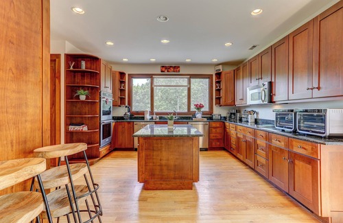 Beemerville Maison | Peaceful Mountian Oasis: Firepit, Hot Tub, Sauna!