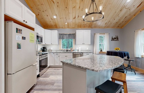 Wolfeboro Maison | Peaceful new cabin, close to downtown, rail trail & beaches for all seasons fun