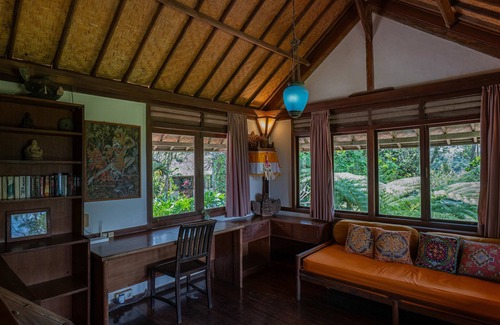 Pupuan Autre | Peaceful Organic Farmhouse Retreat with Stunning Views