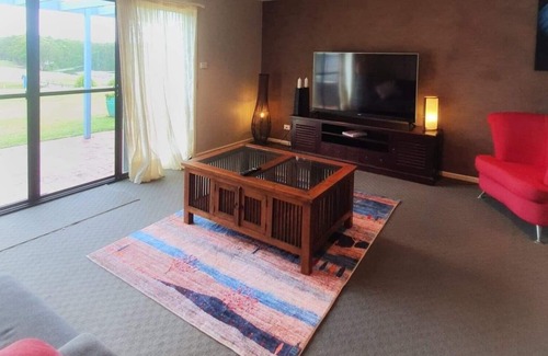 Salamander Bay Villa | Peaceful Paradise - golfers delight quiet well appointed villa