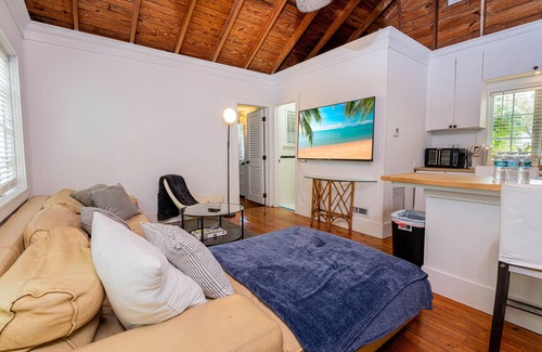 Sailboat Bend Cottage | Peaceful Pet-Friendly 2BR Home in Historic Sailboat Bend - 10 to 15 Min to Beach
