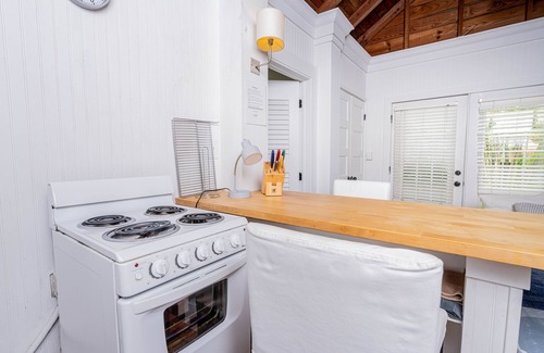 Sailboat Bend Cottage | Peaceful Pet-Friendly 2BR Home in Historic Sailboat Bend - 10 to 15 Min to Beach