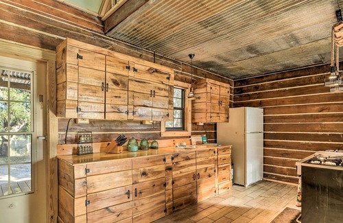 Robstown Cabine | Peaceful Pet-Friendly Cabin on Nueces River!