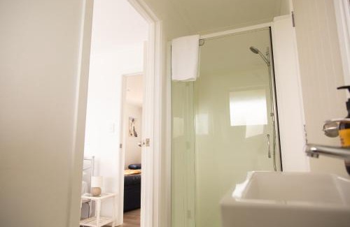 Onetangi Maison | Peaceful place with views - Waiheke Cohost
