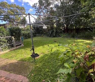 Kellyville Maison | Peaceful Queen Room in Cozy Garden House - KV4