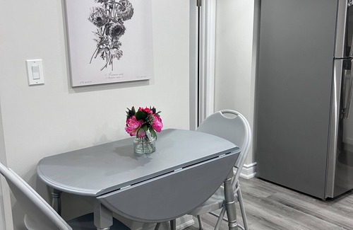 West Oak Trails Appartement | Peaceful, quiet 2 bedroom apartment in marvelous Oakville with WiFi. Long term.