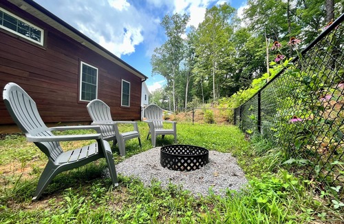 Old Fort Cabine | Peaceful Retreat on Mtn Reserve - 2 Bath - Fenced Yard - 2 King Beds - By I-40