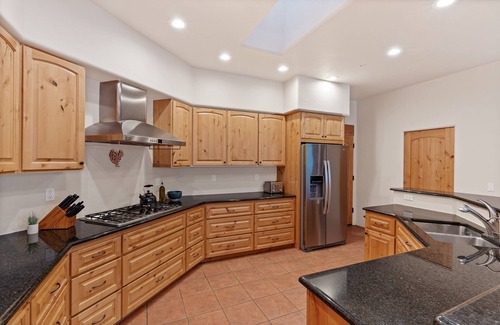 Catalina Maison | Peaceful Retreat with Pool, Hiking/Biking From The Door & Views!