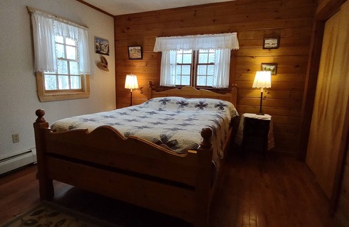 Spencer Appartement | Peaceful Russian Jacuzzi suite surrounded by state forest!