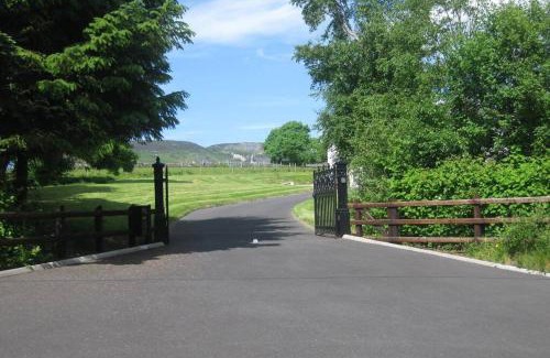 Fivemilebourne Maison | Peaceful, scenic family home