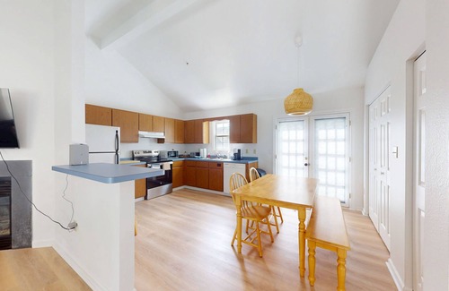 Clearwater Maison | Peaceful single family home with shared pool and sports courts access