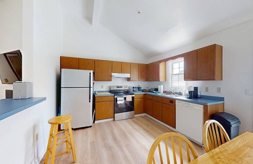 Clearwater Maison | Peaceful single family home with shared pool and sports courts access