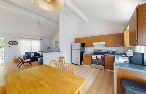 Clearwater Maison | Peaceful single family home with shared pool and sports courts access