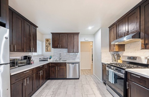 Hayward Maison | Peaceful Single Floor Home. BBALL Hoop . 4 TVs. Wifi. SF Bay Area