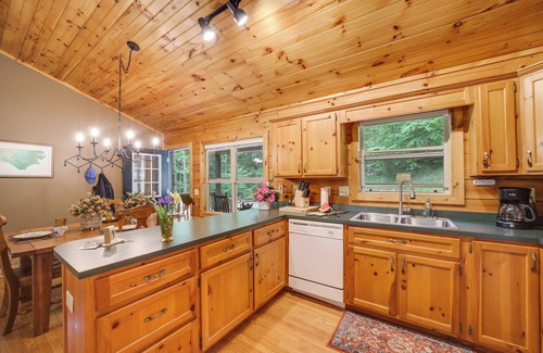 Waynesville Cabine | NOUVEAU! Cabine de Smoky Mtn pittoresque w / Deck & Firepit!