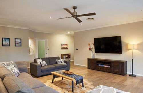 Gold Coast Maison | Peaceful & Spacious, 5 bedroom with POOL @ Burleigh Heads
