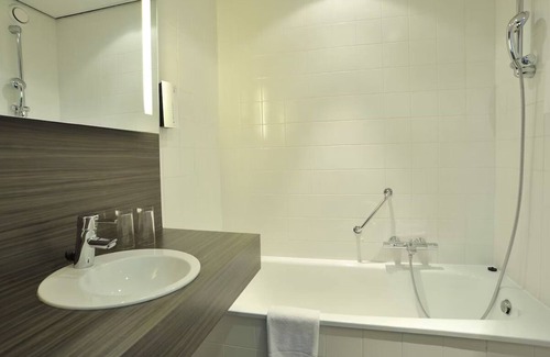 Weert Hôtel | Peaceful Stay with Fast Access to Weerterbos! Onsite Dining and Parking!