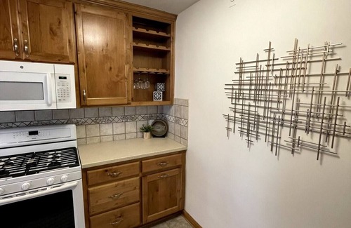 Omaha Maison | Peaceful & Stylish 2 bedroom Beauty-Entire Home