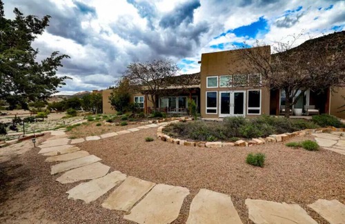 Ojo Caliente Appartement | Peaceful Suite in Desert Inn- Black Mesa King Room