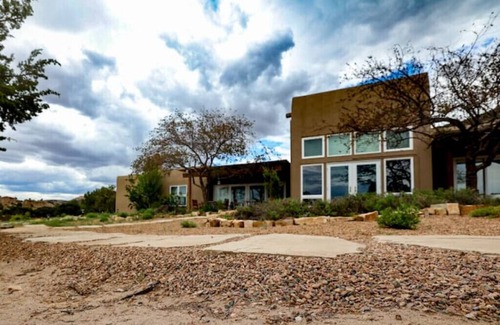 Ojo Caliente Appartement | Peaceful Suite in Desert Inn- Black Mesa King Room