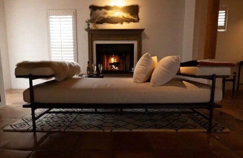 Ojo Caliente Appartement | Peaceful Suite in Desert Inn- Black Mesa King Room