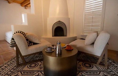 Ojo Caliente Appartement | Peaceful Suite in Desert Inn-Santa Clara King Room