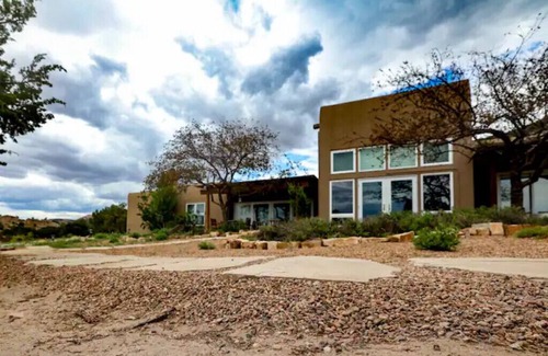 Ojo Caliente Appartement | Peaceful Suite in Desert Inn- San Juan Queen Room