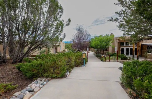 Ojo Caliente Appartement | Peaceful Suite in Desert Inn- San Juan Queen Room