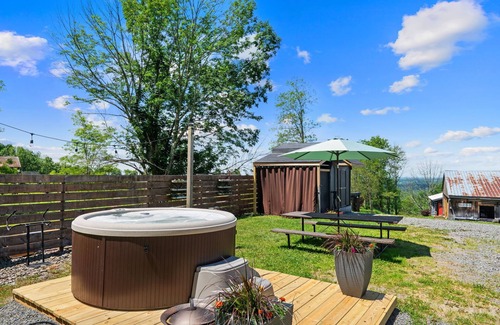 Thompson Cabine | Cozy Family Cabin - Scenic Views, Fire Pit & Outdoor Adventures for All!
