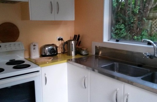 Johnsonville Appartement | Paisible, ensoleillé, meublé - tout ce dont vous avez besoin.