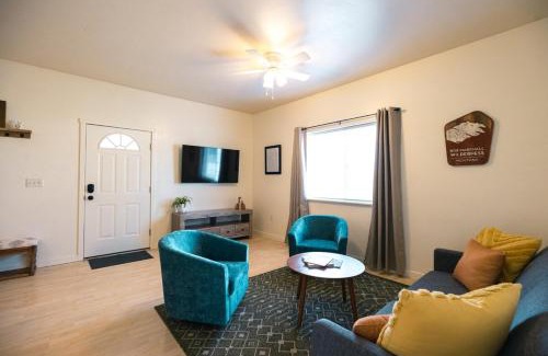 Evergreen Maison | Peaceful Townhome Fast Wifi Enclosed Garage