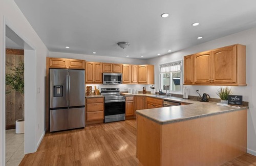 Newport Maison | Retreat with Great View, Hot Tub & Espresso Bar