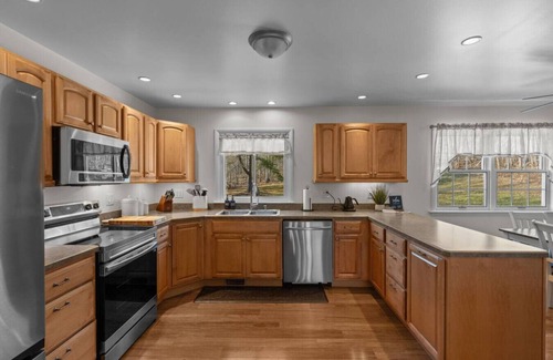 Newport Maison | Retreat with Great View, Hot Tub & Espresso Bar