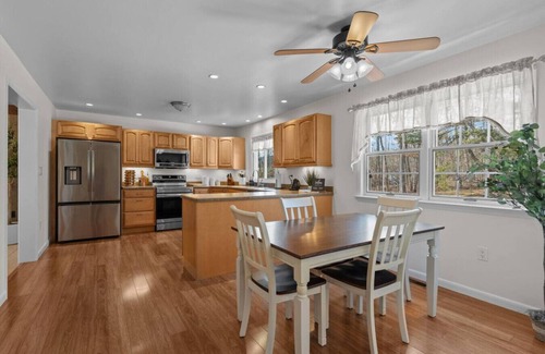 Newport Maison | Retreat with Great View, Hot Tub & Espresso Bar