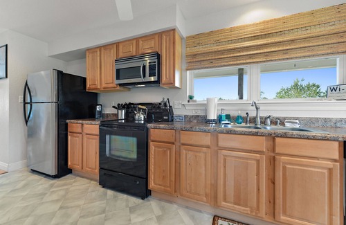 Shoreline Park Maison | Relaxing Snowbird Getaway! Sunshine, Waterfront, Private Dock, King Suite.