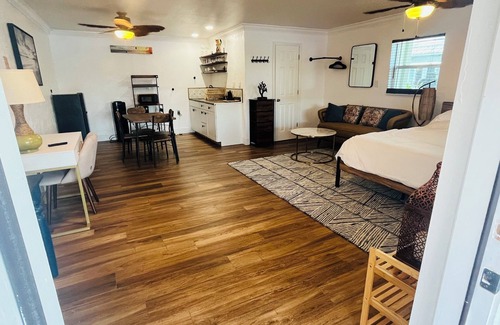 Isles of Capri Appartement | Peaceful Waterfront Efficiency~Dolphins, Manatees and Island Vibes