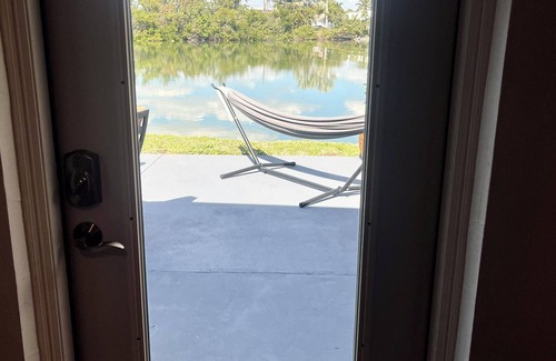 Isles of Capri Appartement | Peaceful Waterfront Efficiency~Dolphins, Manatees and Island Vibes