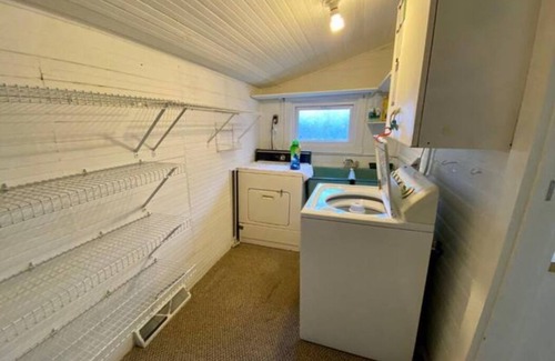 Robertsdale Maison | Peaceful Whiting Full Home Near Lakes, Parks, Chicago, and Hammond