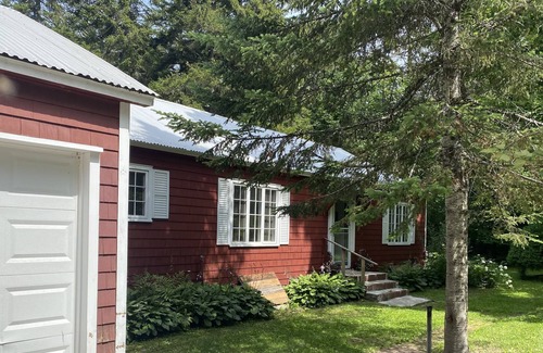 Woodgate Maison | Peaceful wooded cabin - 5 minutes from Adirondack state park