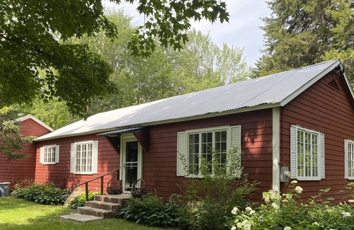 Woodgate Maison | Peaceful wooded cabin - 5 minutes from Adirondack state park