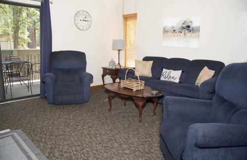 Pinetop Villa | Peaceful Wooded Resort Villa - Suite principale avec bain à remous et cheminée romantique