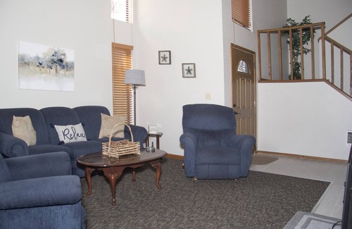Pinetop Villa | Peaceful Wooded Resort Villa - Suite principale avec bain à remous et cheminée romantique