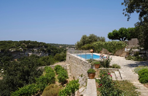 Archea Eleftherna Villa | Villa paisible avec de beaux jardins et une piscine avec une vue imprenable!