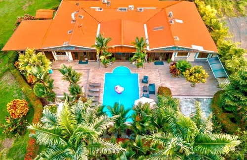 El Tanque Maison | Peacock Country Estate with 7 bedrooms, WiFi, fitness room in serene La Fortuna