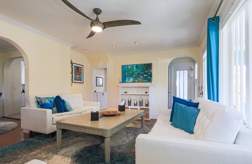 DeLand Maison | Peacock House